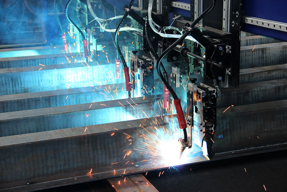 經銷商參觀東方巨龍全新的電子汽車衡：切割、焊接生產線